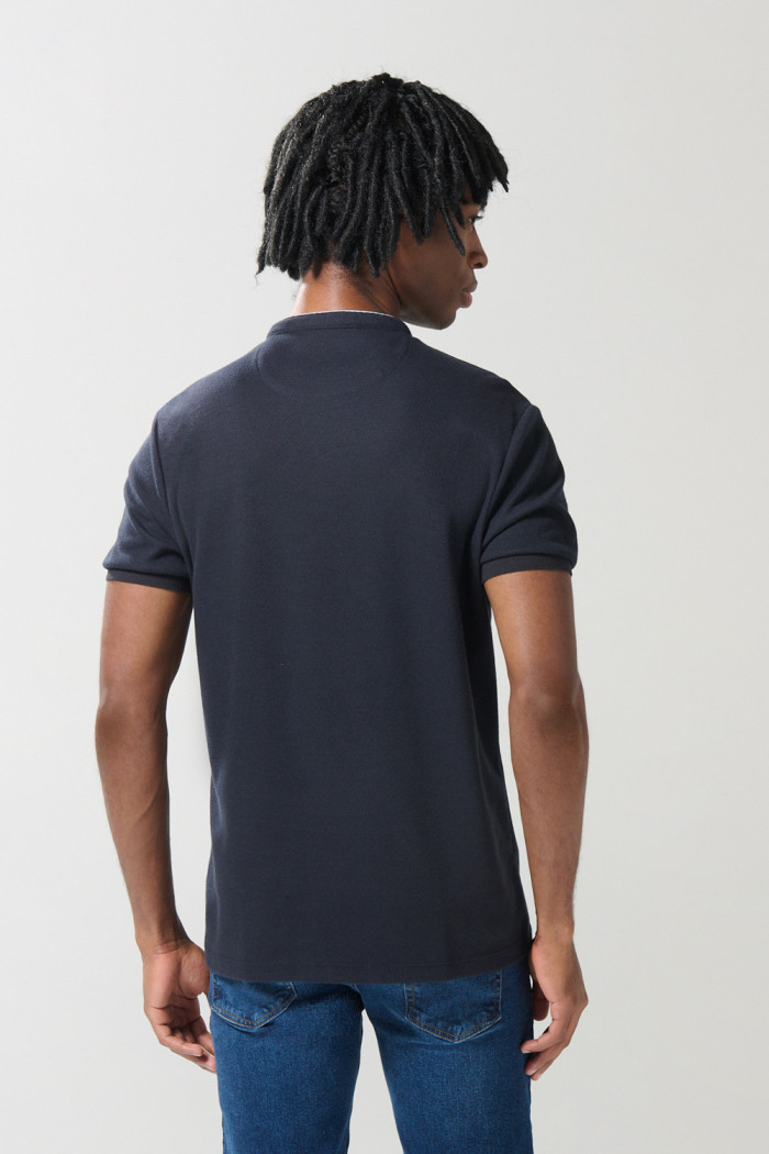 Camiseta azul intensa polo con botones y cuello nerú