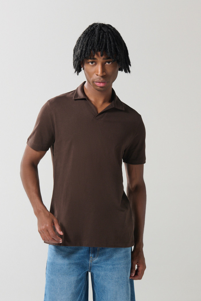 Camiseta unicolor tipo polo con cuello V y manga corta