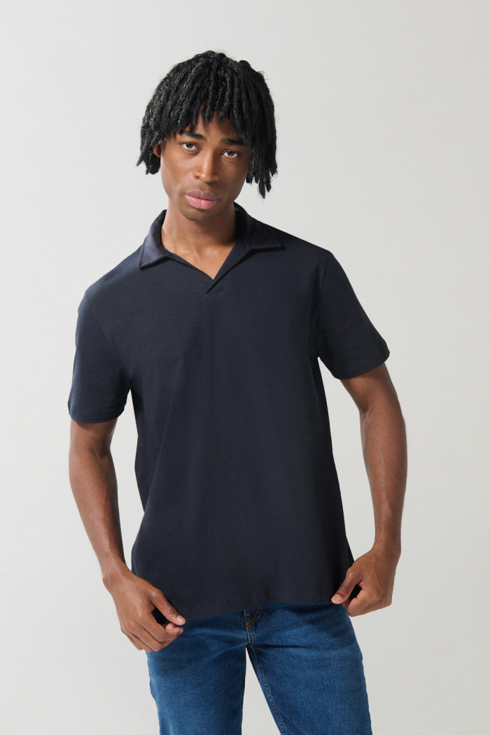 Camiseta unicolor tipo polo con cuello V y manga corta