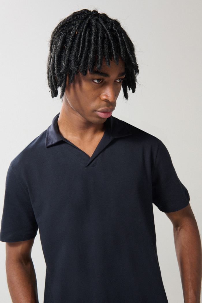 Camiseta unicolor tipo polo con cuello V y manga corta