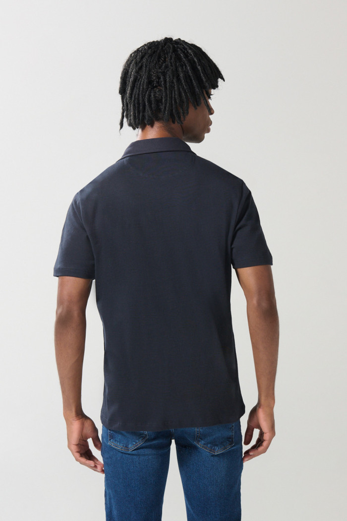 Camiseta unicolor tipo polo con cuello V y manga corta