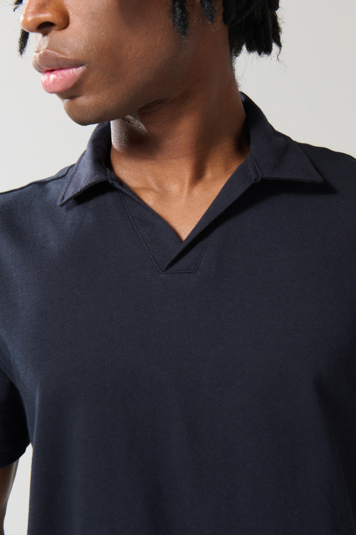 Camiseta unicolor tipo polo con cuello V y manga corta