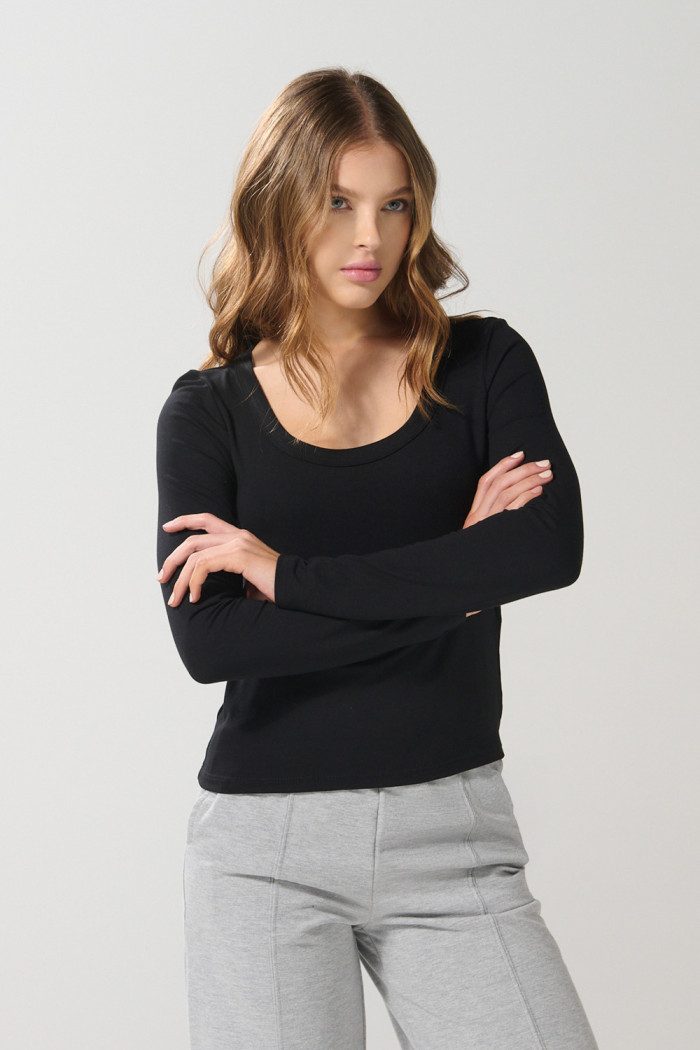 Camiseta manga larga en viscosa unicolor con escote en U
