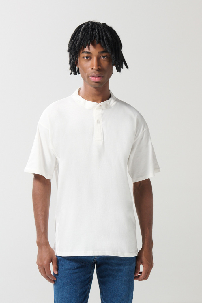Camiseta oversize unicolor con cuello nerú en algodón