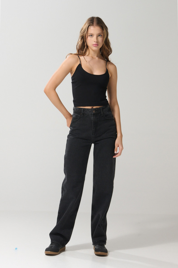 Jean 90´S gris intenso tiro alto con bota recta y bolsillos