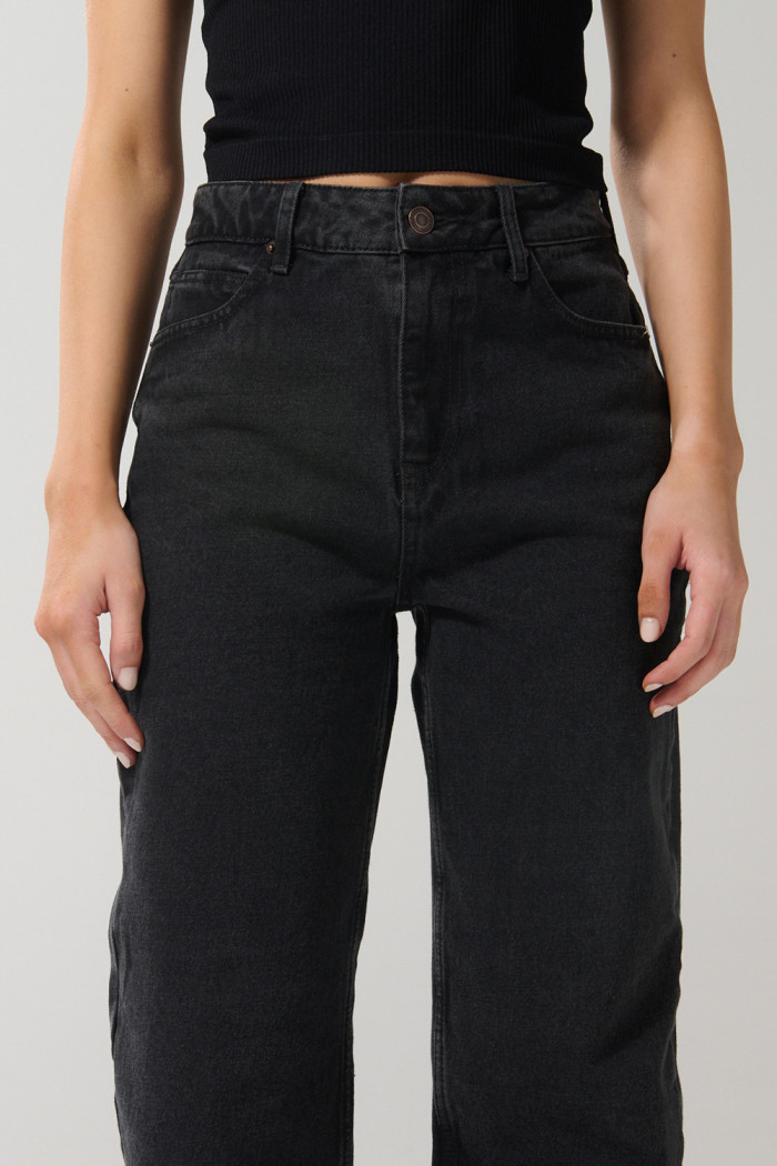 Jean 90´S gris intenso tiro alto con bota recta y bolsillos