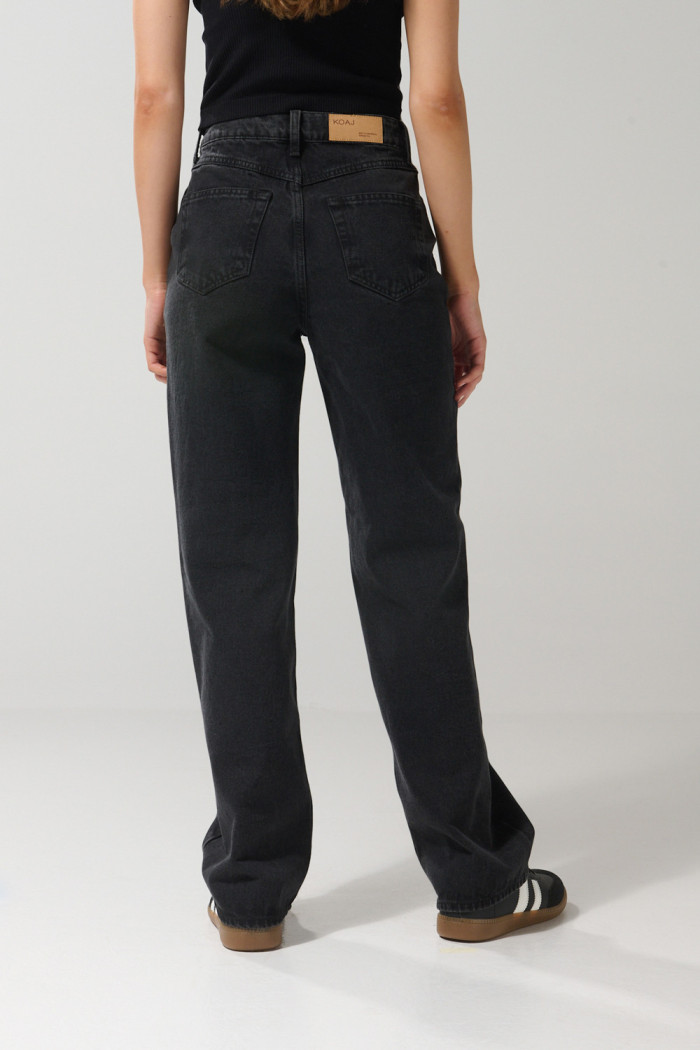Jean 90´S gris intenso tiro alto con bota recta y bolsillos