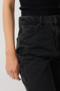 Jean 90´S gris intenso tiro alto con bota recta y bolsillos