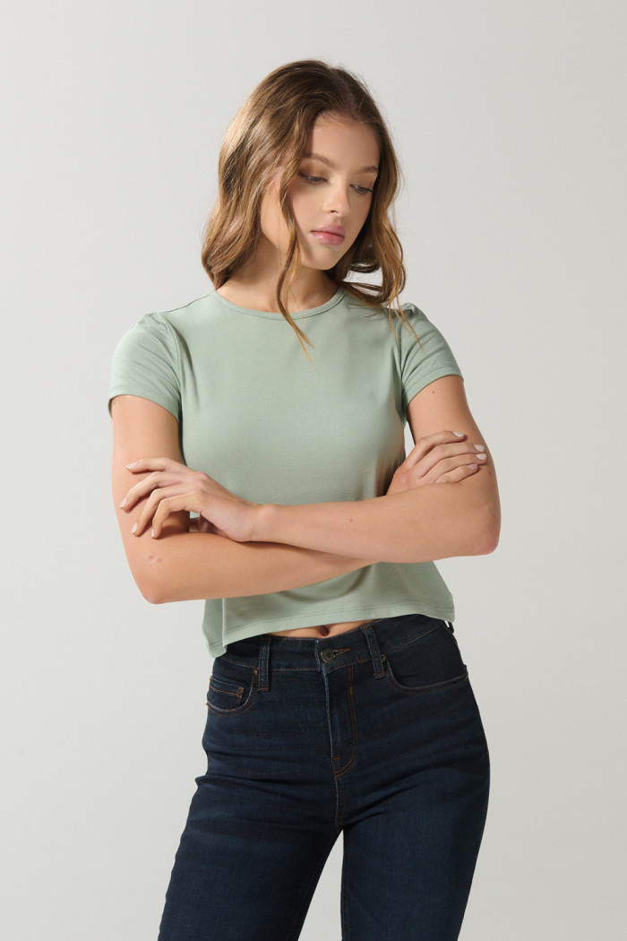 Camiseta ajustada en rib unicolor con cuello redondo
