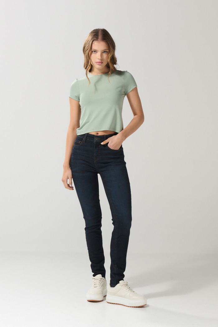 Camiseta ajustada en rib unicolor con cuello redondo