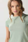 Camiseta ajustada en rib unicolor con cuello redondo
