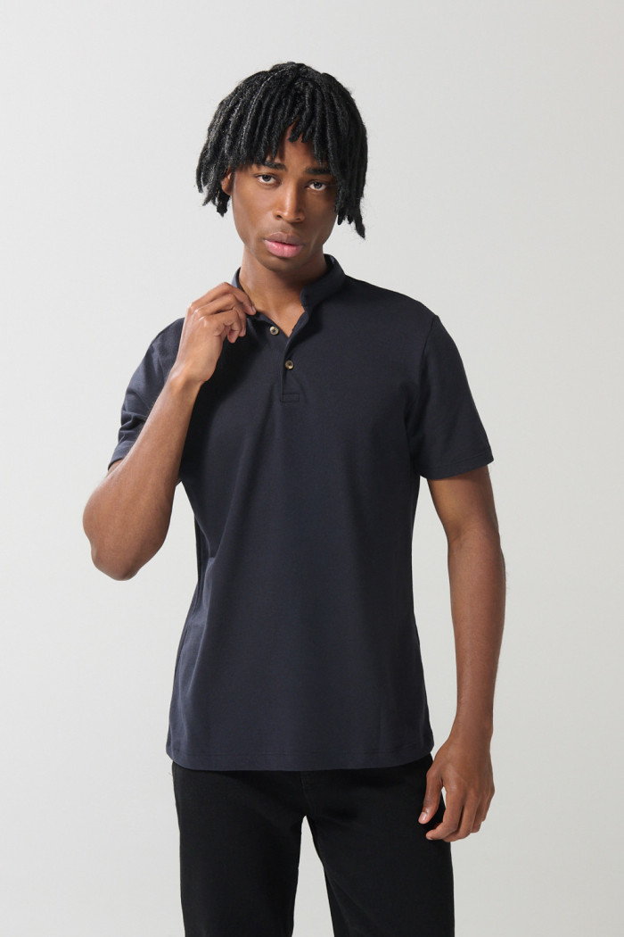 Camiseta manga corta polo unicolor con cuello nerú