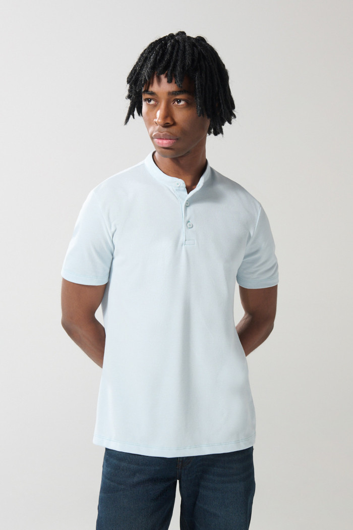 Camiseta manga corta polo unicolor con cuello nerú