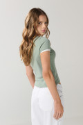 Camiseta college manga corta verde con contrastes