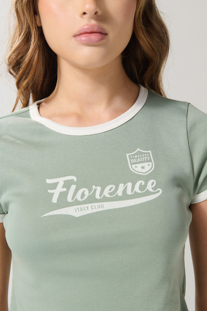 Camiseta college manga corta verde con contrastes