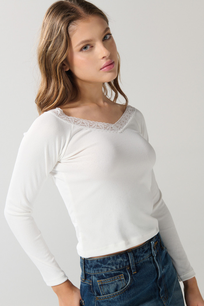 Camiseta crema cuello bandeja con encaje y manga larga