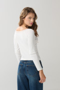 Camiseta crema cuello bandeja con encaje y manga larga