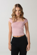 Camiseta unicolor con escote corazón y recogido en frente