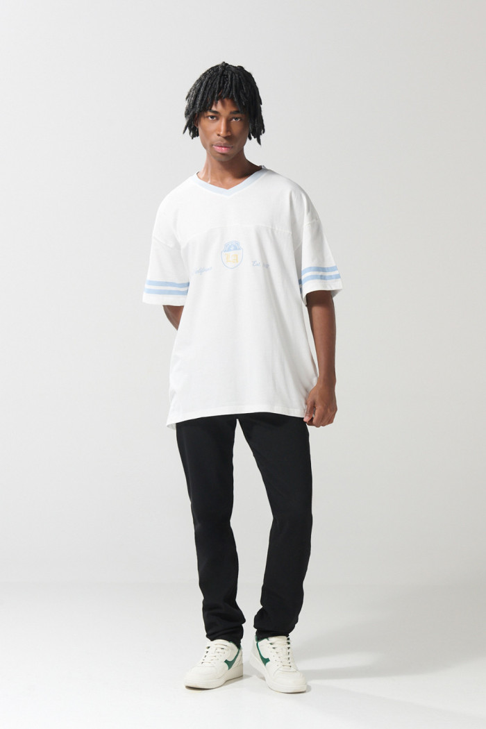 Camiseta cuello V crema oversize con diseño college