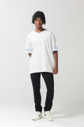 Camiseta cuello V crema oversize con diseño college