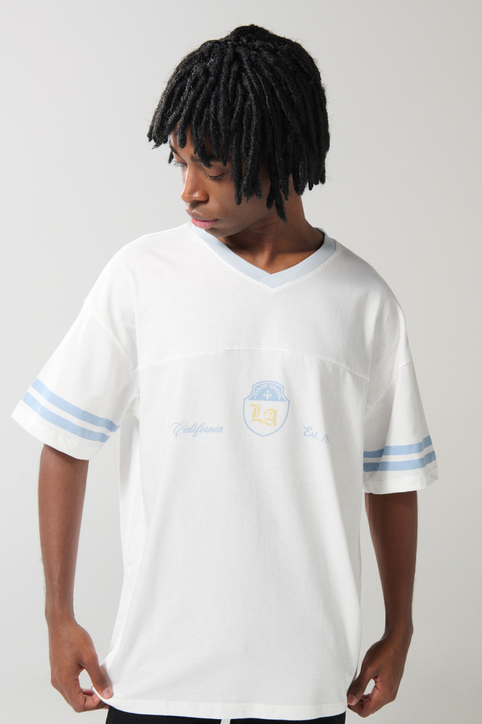 Camiseta cuello V crema oversize con diseño college
