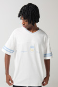 Camiseta cuello V crema oversize con diseño college