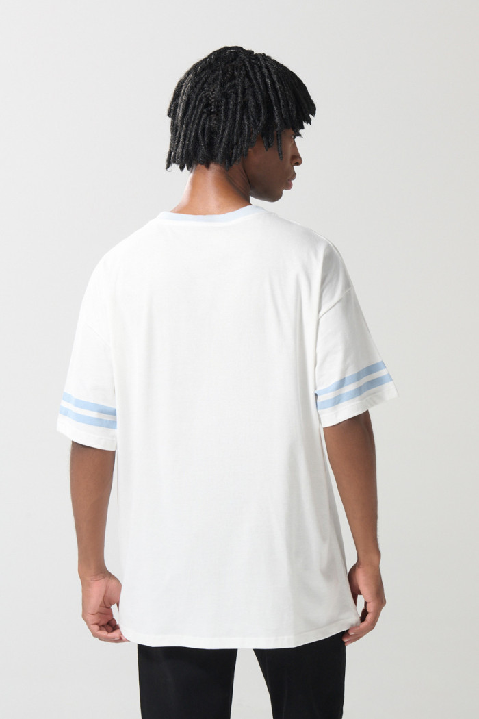 Camiseta cuello V crema oversize con diseño college