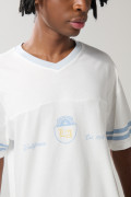 Camiseta cuello V crema oversize con diseño college