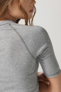 Camiseta unicolor con texturas y manga ranglan corta