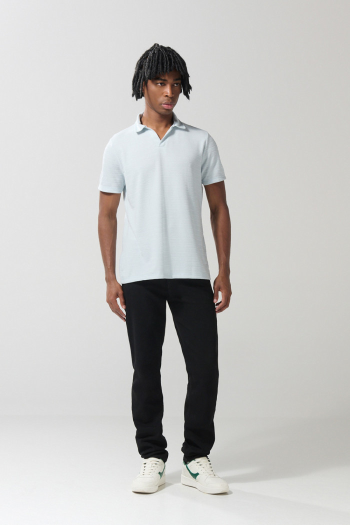 Camiseta polo azul clara con cuello V y manga corta
