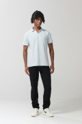 Camiseta polo azul clara con cuello V y manga corta