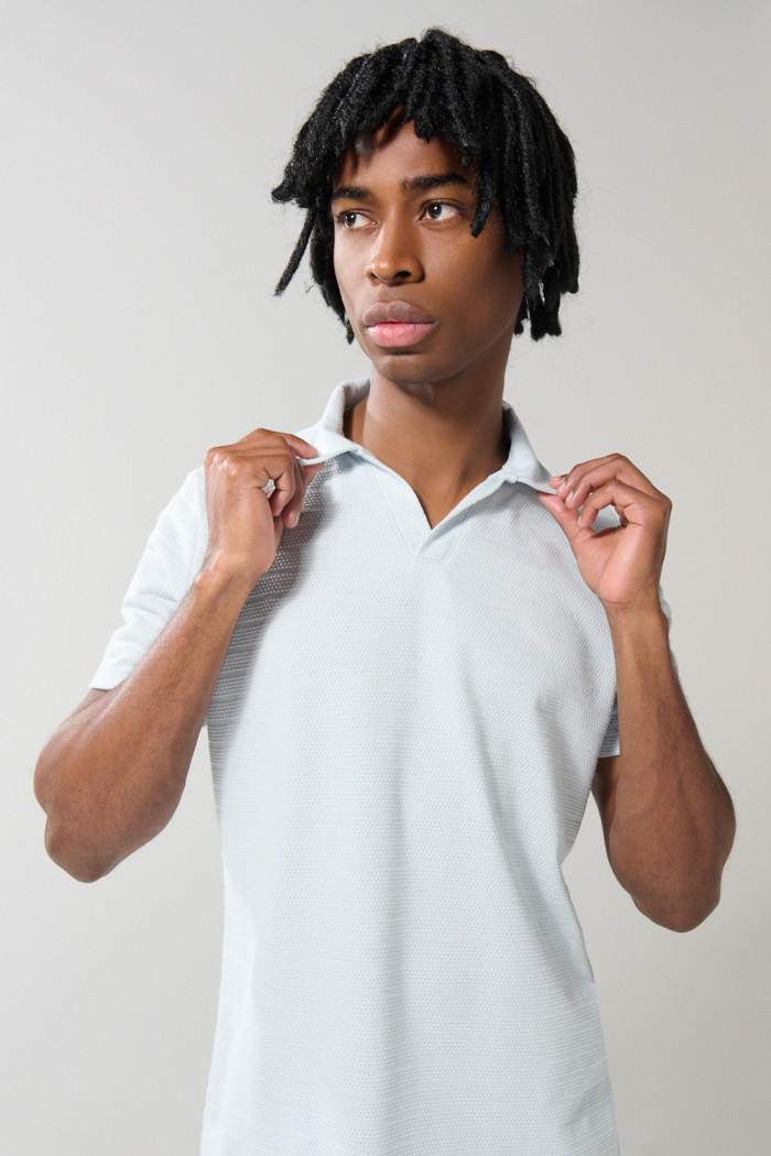 Camiseta polo azul clara con cuello V y manga corta