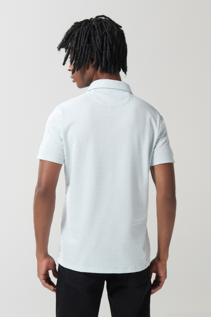 Camiseta polo azul clara con cuello V y manga corta