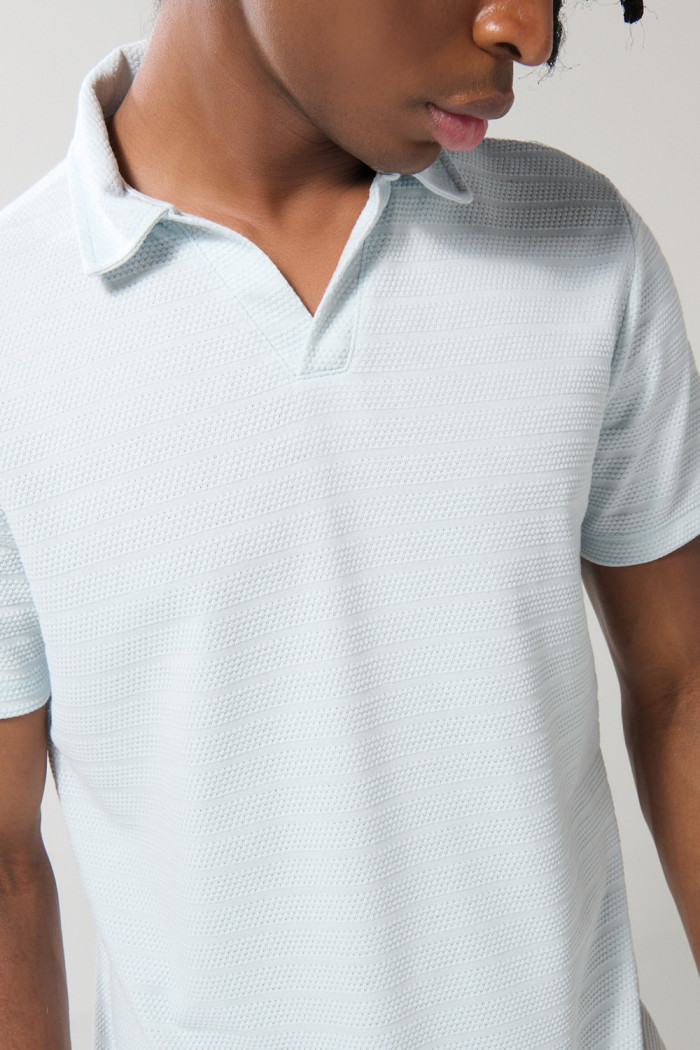 Camiseta polo azul clara con cuello V y manga corta
