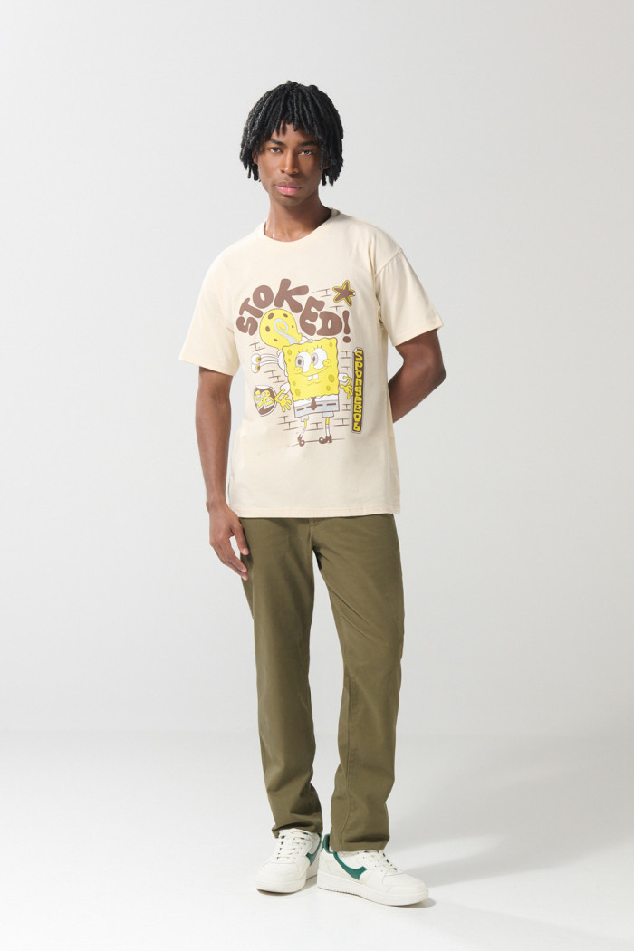 Camiseta cuello redondo kaki con arte de Bob Esponja
