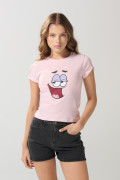 Camiseta rosada en rib manga corta con arte de Patricio
