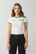 Camiseta crema con diseño college, manga corta y contrastes