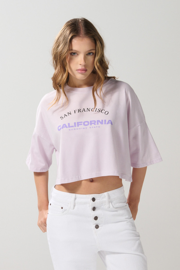 Camiseta oversize crop top lila con diseño college