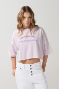 Camiseta oversize crop top lila con diseño college