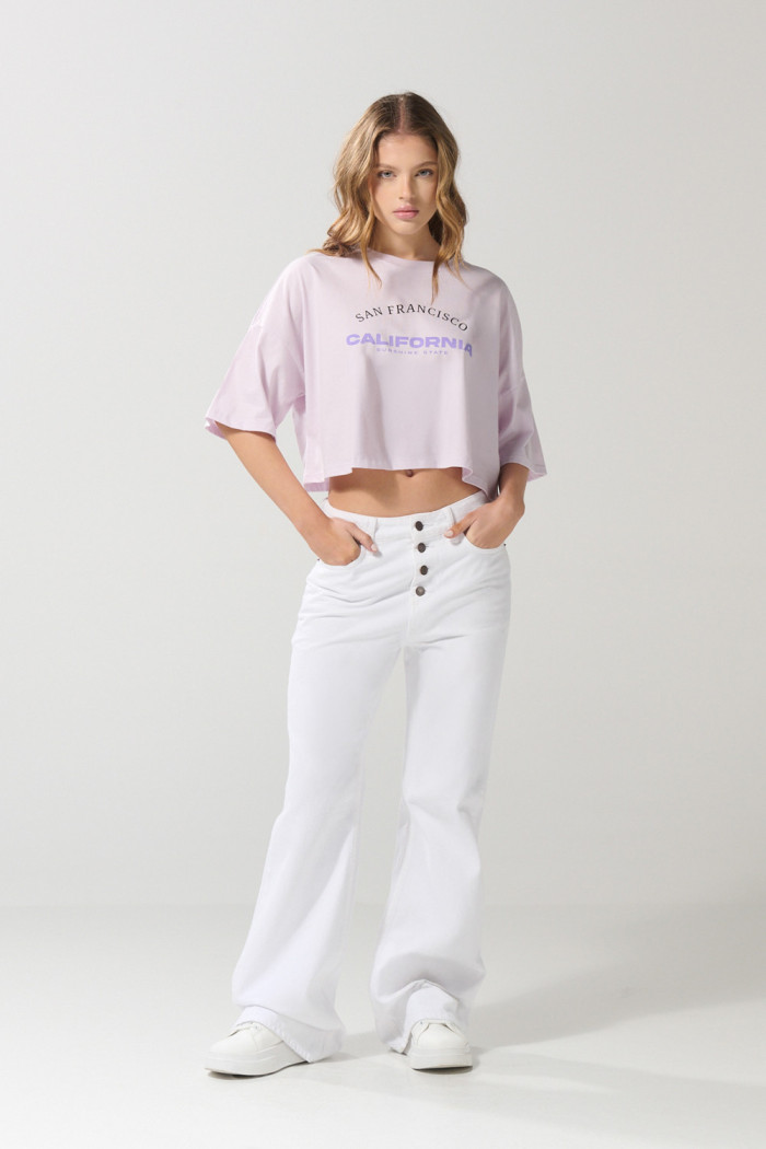 Camiseta oversize crop top lila con diseño college