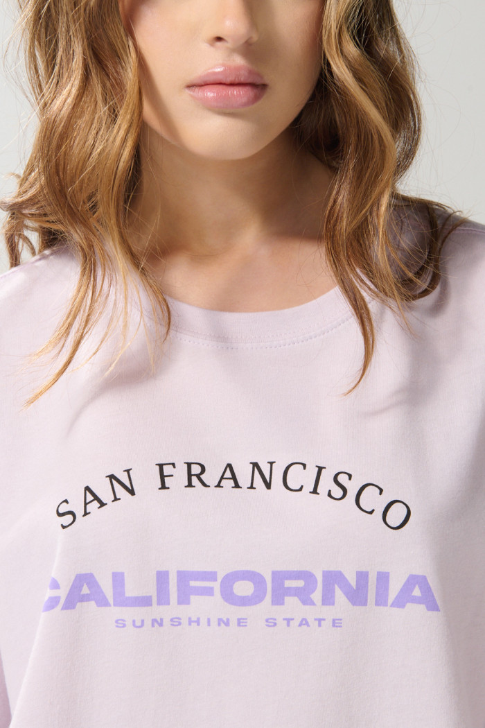 Camiseta oversize crop top lila con diseño college