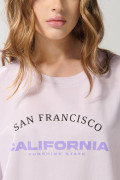 Camiseta oversize crop top lila con diseño college