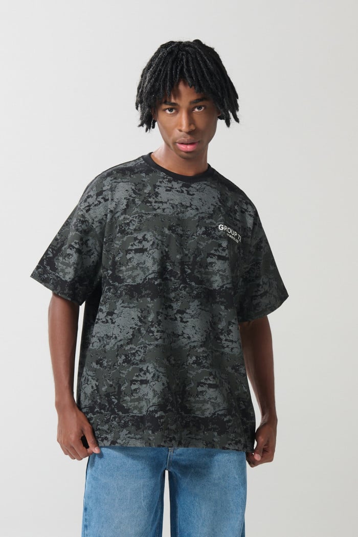 Camiseta oversize negra tie dye cuello redondo con textos
