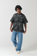 Camiseta oversize negra tie dye cuello redondo con textos