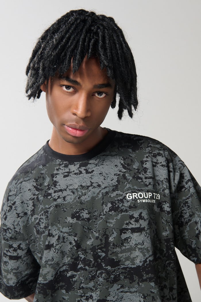Camiseta oversize negra tie dye cuello redondo con textos