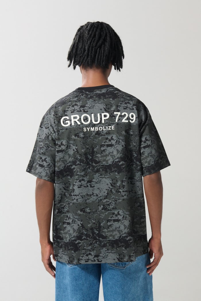 Camiseta oversize negra tie dye cuello redondo con textos