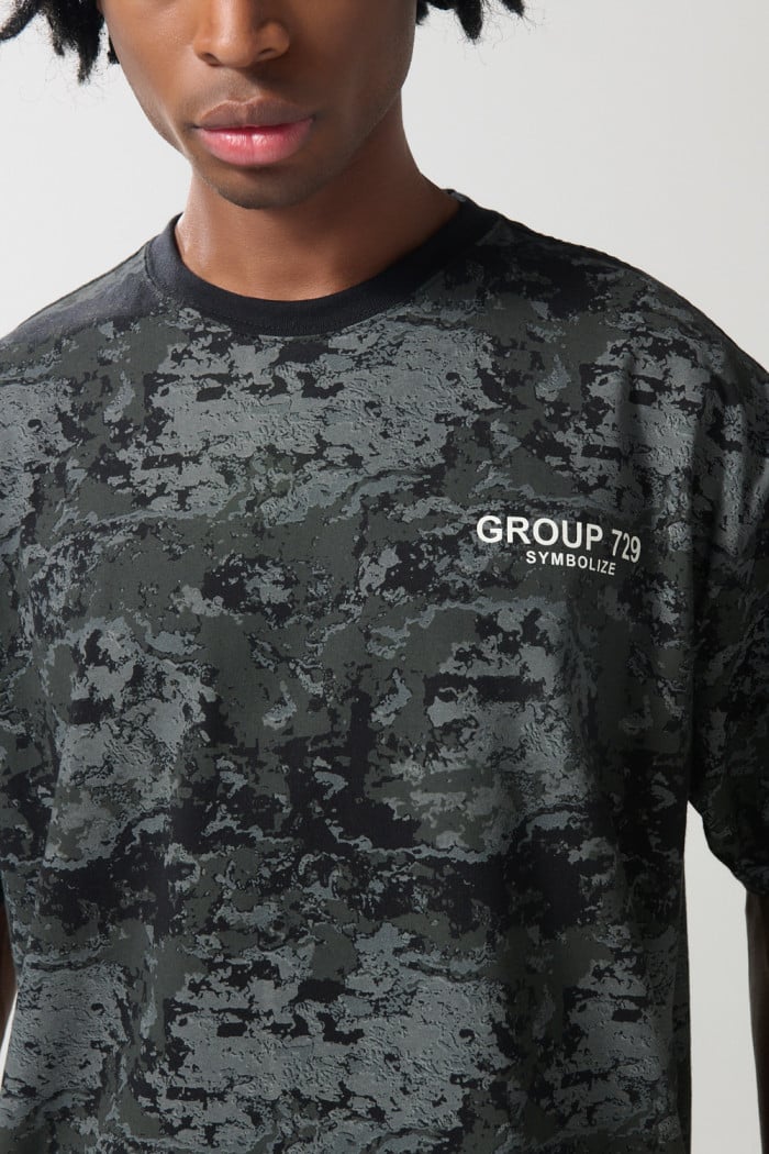 Camiseta oversize negra tie dye cuello redondo con textos