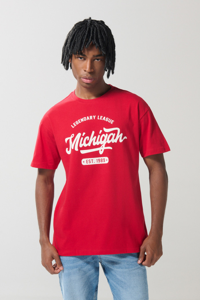 Camiseta roja college con manga corta y hombro rodado