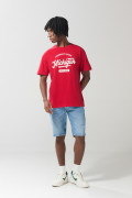Camiseta roja college con manga corta y hombro rodado