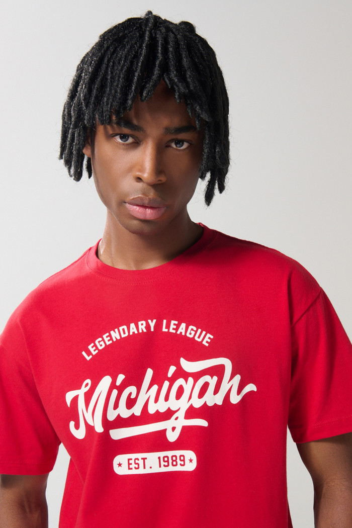 Camiseta roja college con manga corta y hombro rodado
